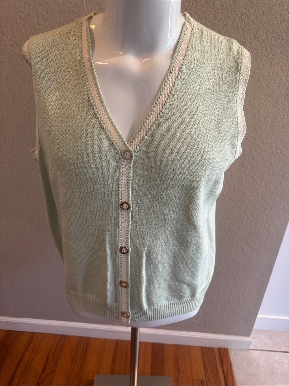 St John New Sleeveless‎ V-Neck Button Front Sweater Vest in Light Green